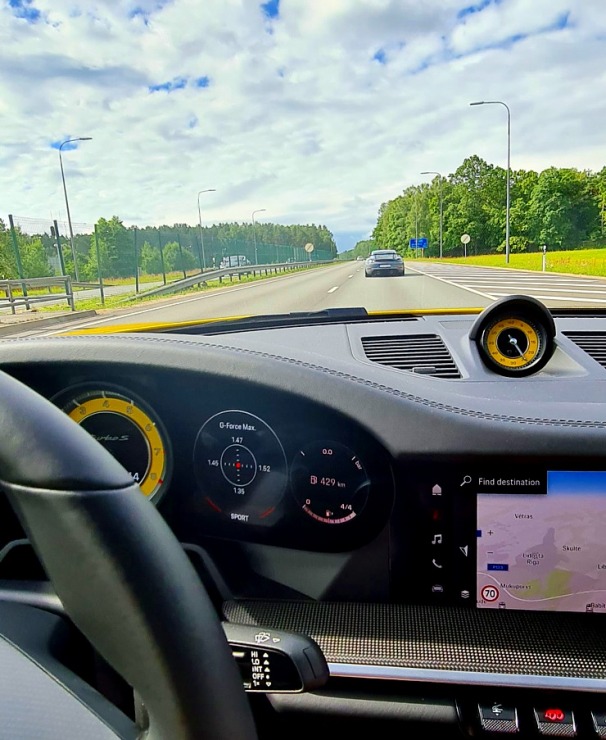 Lielceļu tūres «Porsche World Road Show Latvia 2022» dalībnieki iepazīst Kurzemi un spēkratus 319940