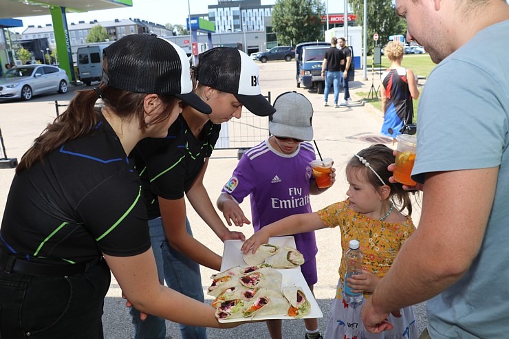 «Neste» degvielas uzpildes stacijā atklāj Latvijas šefpavāru līdznemšanas restorānu «Chefs BOX» 320590
