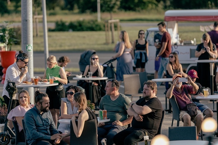 Ar koncertiem, ēdieniem un amatanieku darinājumiem «ATTA KRASTA FESTIVĀLS» priecē rīdziniekus. Foto: ATTA CENTRE Ar koncertiem, ēdieniem un amatanieku darinājumiem «ATTA KRASTA FESTIVĀLS» priecē rīdziniekus. Foto: ATTA CENTRE 320634