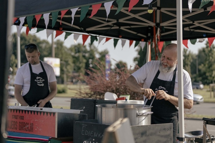 Ar koncertiem, ēdieniem un amatanieku darinājumiem «ATTA KRASTA FESTIVĀLS» priecē rīdziniekus. Foto: ATTA CENTRE Ar koncertiem, ēdieniem un amatanieku darinājumiem «ATTA KRASTA FESTIVĀLS» priecē rīdziniekus. Foto: ATTA CENTRE 320636