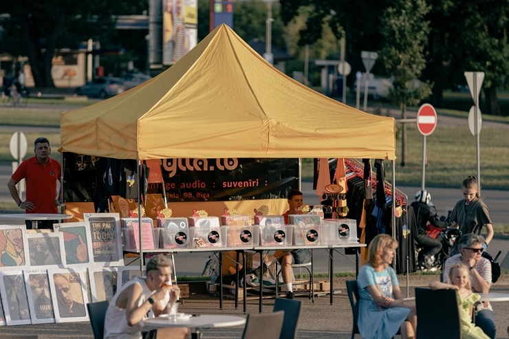 Ar koncertiem, ēdieniem un amatanieku darinājumiem «ATTA KRASTA FESTIVĀLS» priecē rīdziniekus. Foto: ATTA CENTRE Ar koncertiem, ēdieniem un amatanieku darinājumiem «ATTA KRASTA FESTIVĀLS» priecē rīdziniekus. Foto: ATTA CENTRE 320640