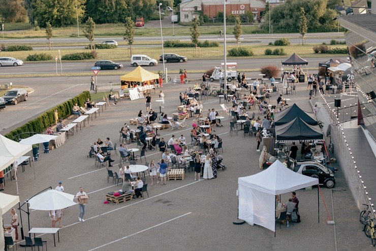 Ar koncertiem, ēdieniem un amatanieku darinājumiem «ATTA KRASTA FESTIVĀLS» priecē rīdziniekus. Foto: ATTA CENTRE Ar koncertiem, ēdieniem un amatanieku darinājumiem «ATTA KRASTA FESTIVĀLS» priecē rīdziniekus. Foto: ATTA CENTRE 320625