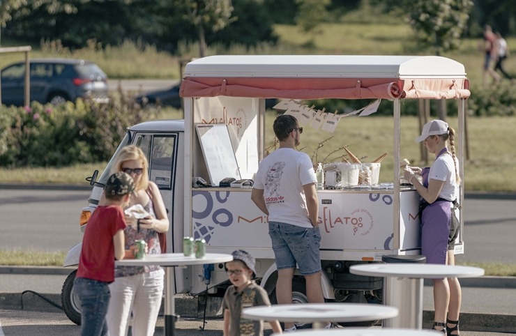 Ar koncertiem, ēdieniem un amatanieku darinājumiem «ATTA KRASTA FESTIVĀLS» priecē rīdziniekus. Foto: ATTA CENTRE Ar koncertiem, ēdieniem un amatanieku darinājumiem «ATTA KRASTA FESTIVĀLS» priecē rīdziniekus. Foto: ATTA CENTRE 320643