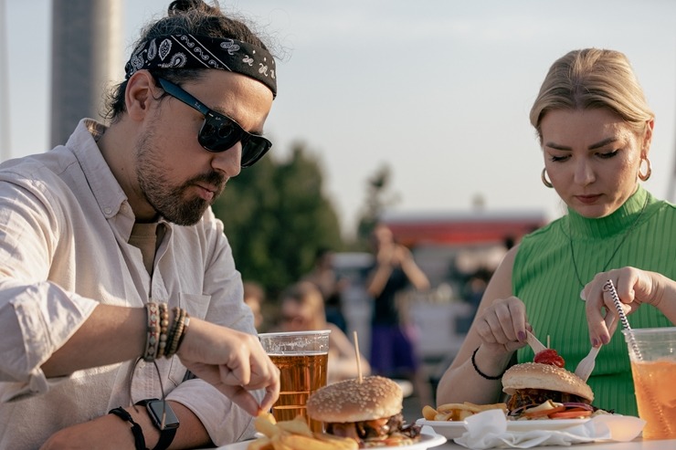 Ar koncertiem, ēdieniem un amatanieku darinājumiem «ATTA KRASTA FESTIVĀLS» priecē rīdziniekus. Foto: ATTA CENTRE Ar koncertiem, ēdieniem un amatanieku darinājumiem «ATTA KRASTA FESTIVĀLS» priecē rīdziniekus. Foto: ATTA CENTRE 320649