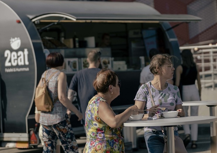 Ar koncertiem, ēdieniem un amatanieku darinājumiem «ATTA KRASTA FESTIVĀLS» priecē rīdziniekus. Foto: ATTA CENTRE Ar koncertiem, ēdieniem un amatanieku darinājumiem «ATTA KRASTA FESTIVĀLS» priecē rīdziniekus. Foto: ATTA CENTRE 320651