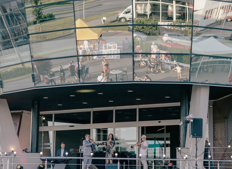 Ar koncertiem, ēdieniem un amatanieku darinājumiem «ATTA KRASTA FESTIVĀLS» priecē rīdziniekus. Foto: ATTA CENTRE Ar koncertiem, ēdieniem un amatanieku darinājumiem «ATTA KRASTA FESTIVĀLS» priecē rīdziniekus. Foto: ATTA CENTRE 320626