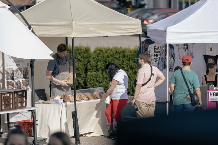 Ar koncertiem, ēdieniem un amatanieku darinājumiem «ATTA KRASTA FESTIVĀLS» priecē rīdziniekus. Foto: ATTA CENTRE Ar koncertiem, ēdieniem un amatanieku darinājumiem «ATTA KRASTA FESTIVĀLS» priecē rīdziniekus. Foto: ATTA CENTRE 320653