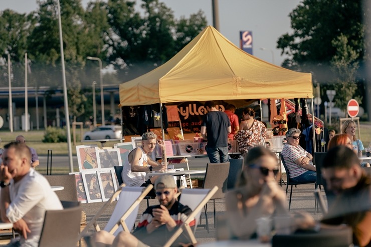 Ar koncertiem, ēdieniem un amatanieku darinājumiem «ATTA KRASTA FESTIVĀLS» priecē rīdziniekus. Foto: ATTA CENTRE Ar koncertiem, ēdieniem un amatanieku darinājumiem «ATTA KRASTA FESTIVĀLS» priecē rīdziniekus. Foto: ATTA CENTRE 320658