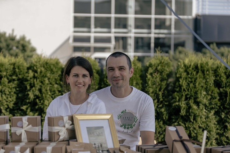Ar koncertiem, ēdieniem un amatanieku darinājumiem «ATTA KRASTA FESTIVĀLS» priecē rīdziniekus. Foto: ATTA CENTRE Ar koncertiem, ēdieniem un amatanieku darinājumiem «ATTA KRASTA FESTIVĀLS» priecē rīdziniekus. Foto: ATTA CENTRE 320659