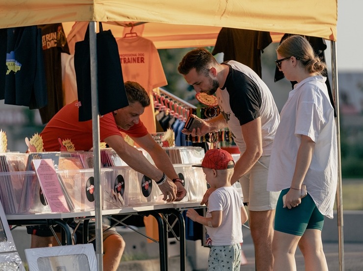 Ar koncertiem, ēdieniem un amatanieku darinājumiem «ATTA KRASTA FESTIVĀLS» priecē rīdziniekus. Foto: ATTA CENTRE Ar koncertiem, ēdieniem un amatanieku darinājumiem «ATTA KRASTA FESTIVĀLS» priecē rīdziniekus. Foto: ATTA CENTRE 320660
