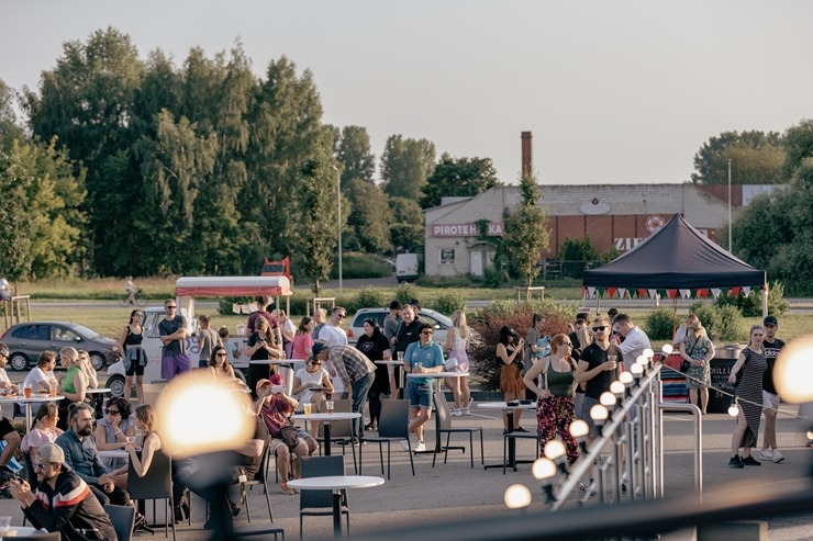 Ar koncertiem, ēdieniem un amatanieku darinājumiem «ATTA KRASTA FESTIVĀLS» priecē rīdziniekus. Foto: ATTA CENTRE Ar koncertiem, ēdieniem un amatanieku darinājumiem «ATTA KRASTA FESTIVĀLS» priecē rīdziniekus. Foto: ATTA CENTRE 320661