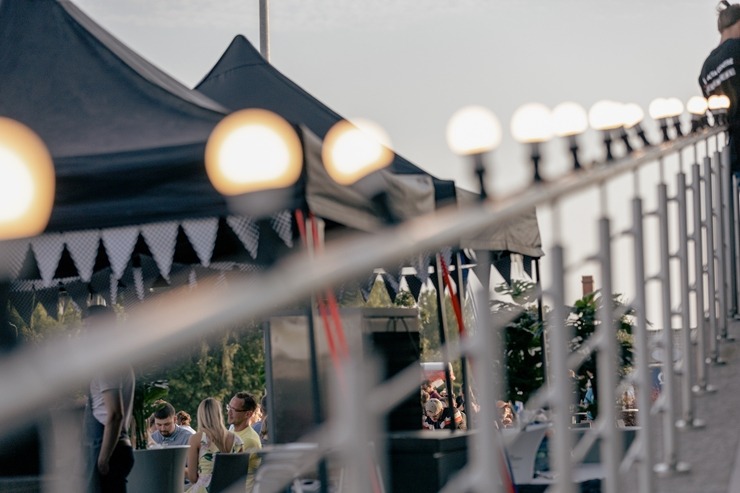 Ar koncertiem, ēdieniem un amatanieku darinājumiem «ATTA KRASTA FESTIVĀLS» priecē rīdziniekus. Foto: ATTA CENTRE Ar koncertiem, ēdieniem un amatanieku darinājumiem «ATTA KRASTA FESTIVĀLS» priecē rīdziniekus. Foto: ATTA CENTRE 320662