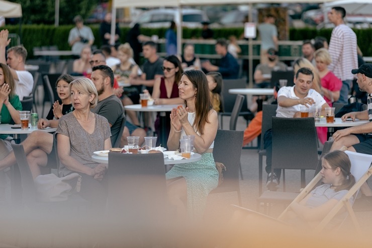 Ar koncertiem, ēdieniem un amatanieku darinājumiem «ATTA KRASTA FESTIVĀLS» priecē rīdziniekus. Foto: ATTA CENTRE Ar koncertiem, ēdieniem un amatanieku darinājumiem «ATTA KRASTA FESTIVĀLS» priecē rīdziniekus. Foto: ATTA CENTRE 320630