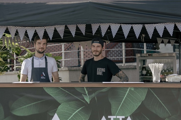 Ar koncertiem, ēdieniem un amatanieku darinājumiem «ATTA KRASTA FESTIVĀLS» priecē rīdziniekus. Foto: ATTA CENTRE Ar koncertiem, ēdieniem un amatanieku darinājumiem «ATTA KRASTA FESTIVĀLS» priecē rīdziniekus. Foto: ATTA CENTRE 320632