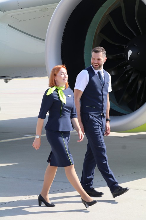 Travelnews.lv drīkst klātienē izložņāt jauno «airBaltic» lidmašīnu «Airbus A220-300» lidostā «Rīga» Travelnews.lv drīkst klātienē izložņāt jauno «airBaltic» lidmašīnu «Airbus A220-300» lidostā «Rīga» 320701