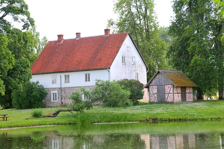 Travelnews.lv Turaidas muzejrezervātā iepazīst pirti, smēdi, ratnīcu, klēti un citas saimniecības ēkas Travelnews.lv Turaidas muzejrezervātā iepazīst pirti, smēdi, ratnīcu, klēti un citas saimniecības ēkas 320752