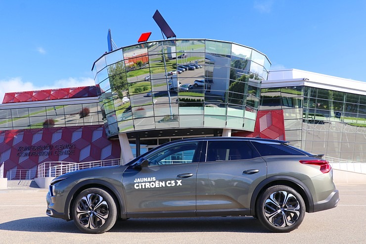 Travelnews.lv ar jauno «Citroën C5 X» apceļo Rīgu un Zemgali 320888