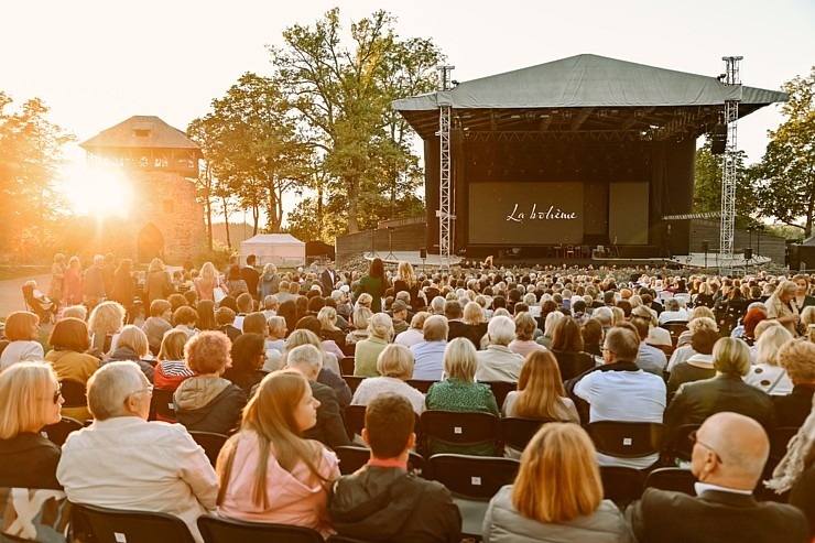 Opermūzikas svētki: Dž. Pučīni operas «Bohēma» oriģināliestudējums Siguldas pilsdrupu estrādē. Foto: : Ginta Zīverte Opermūzikas svētki: Dž. Pučīni operas «Bohēma» oriģināliestudējums Siguldas pilsdrupu estrādē. Foto: : Ginta Zīverte 321039