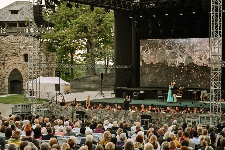 Opermūzikas svētki: Dž. Pučīni operas «Bohēma» oriģināliestudējums Siguldas pilsdrupu estrādē. Foto: : Ginta Zīverte Opermūzikas svētki: Dž. Pučīni operas «Bohēma» oriģināliestudējums Siguldas pilsdrupu estrādē. Foto: : Ginta Zīverte 321053