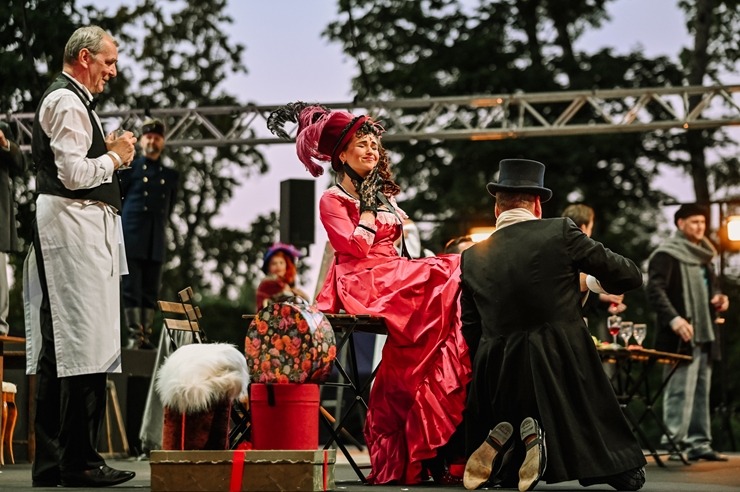 Opermūzikas svētki: Dž. Pučīni operas «Bohēma» oriģināliestudējums Siguldas pilsdrupu estrādē. Foto: : Ginta Zīverte Opermūzikas svētki: Dž. Pučīni operas «Bohēma» oriģināliestudējums Siguldas pilsdrupu estrādē. Foto: : Ginta Zīverte 321061