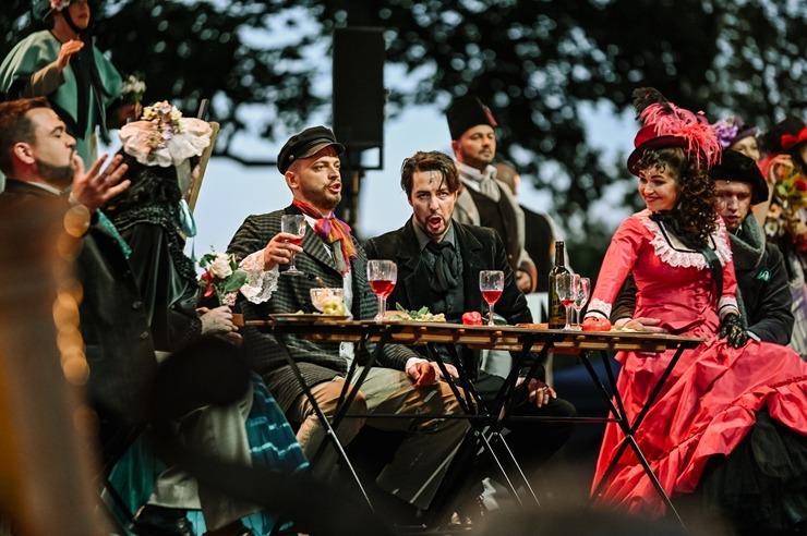 Opermūzikas svētki: Dž. Pučīni operas «Bohēma» oriģināliestudējums Siguldas pilsdrupu estrādē. Foto: : Ginta Zīverte Opermūzikas svētki: Dž. Pučīni operas «Bohēma» oriģināliestudējums Siguldas pilsdrupu estrādē. Foto: : Ginta Zīverte 321063