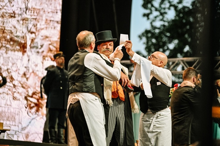 Opermūzikas svētki: Dž. Pučīni operas «Bohēma» oriģināliestudējums Siguldas pilsdrupu estrādē. Foto: : Ginta Zīverte Opermūzikas svētki: Dž. Pučīni operas «Bohēma» oriģināliestudējums Siguldas pilsdrupu estrādē. Foto: : Ginta Zīverte 321067