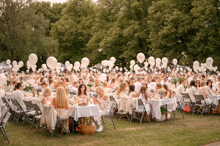 Jau astoto gadu daudzi simti ļaužu svin iedvesmojošās pop-up piknika vakariņas «Lelegante Pop–Up Picnic». Foto: Artūrs Martinovs Jau astoto gadu daudzi simti ļaužu svin iedvesmojošās pop-up piknika vakariņas «Lelegante Pop–Up Picnic». Foto: Artūrs Martinovs 321098