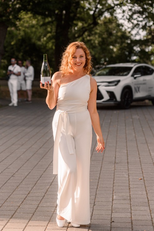 Jau astoto gadu daudzi simti ļaužu svin iedvesmojošās pop-up piknika vakariņas «Lelegante Pop–Up Picnic». Foto: Artūrs Martinovs Jau astoto gadu daudzi simti ļaužu svin iedvesmojošās pop-up piknika vakariņas «Lelegante Pop–Up Picnic». Foto: Artūrs Martinovs 321099