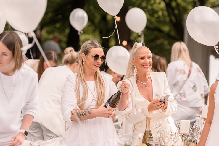 Jau astoto gadu daudzi simti ļaužu svin iedvesmojošās pop-up piknika vakariņas «Lelegante Pop–Up Picnic». Foto: Artūrs Martinovs Jau astoto gadu daudzi simti ļaužu svin iedvesmojošās pop-up piknika vakariņas «Lelegante Pop–Up Picnic». Foto: Artūrs Martinovs 321100