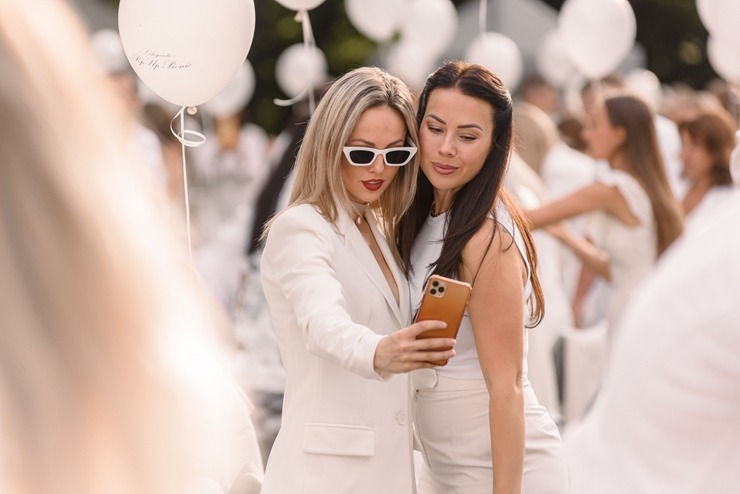 Jau astoto gadu daudzi simti ļaužu svin iedvesmojošās pop-up piknika vakariņas «Lelegante Pop–Up Picnic». Foto: Artūrs Martinovs Jau astoto gadu daudzi simti ļaužu svin iedvesmojošās pop-up piknika vakariņas «Lelegante Pop–Up Picnic». Foto: Artūrs Martinovs 321101