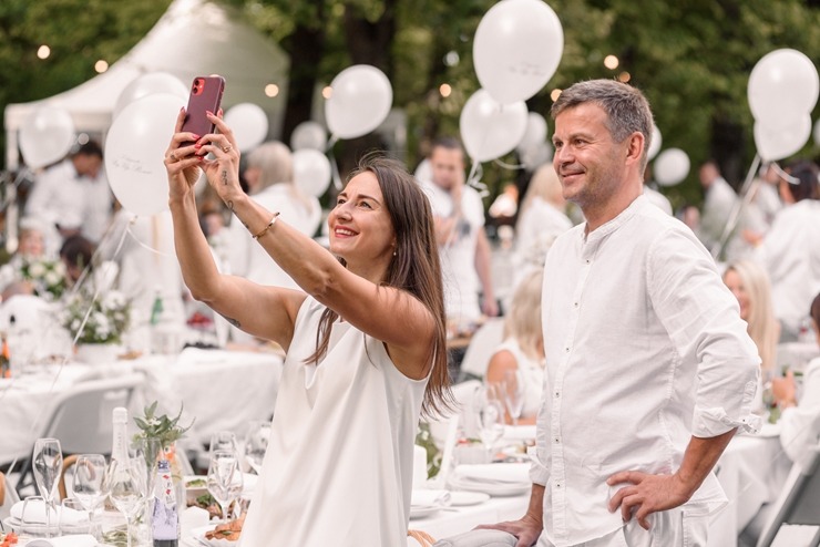 Jau astoto gadu daudzi simti ļaužu svin iedvesmojošās pop-up piknika vakariņas «Lelegante Pop–Up Picnic». Foto: Artūrs Martinovs Jau astoto gadu daudzi simti ļaužu svin iedvesmojošās pop-up piknika vakariņas «Lelegante Pop–Up Picnic». Foto: Artūrs Martinovs 321102
