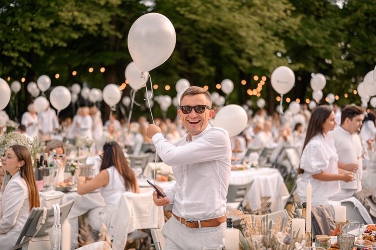 Jau astoto gadu daudzi simti ļaužu svin iedvesmojošās pop-up piknika vakariņas «Lelegante Pop–Up Picnic». Foto: Artūrs Martinovs Jau astoto gadu daudzi simti ļaužu svin iedvesmojošās pop-up piknika vakariņas «Lelegante Pop–Up Picnic». Foto: Artūrs Martinovs 321103
