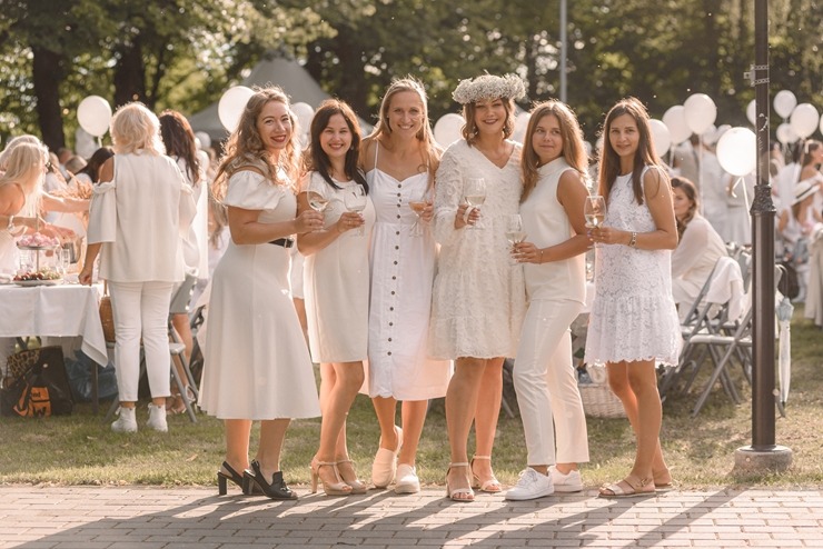 Jau astoto gadu daudzi simti ļaužu svin iedvesmojošās pop-up piknika vakariņas «Lelegante Pop–Up Picnic». Foto: Artūrs Martinovs Jau astoto gadu daudzi simti ļaužu svin iedvesmojošās pop-up piknika vakariņas «Lelegante Pop–Up Picnic». Foto: Artūrs Martinovs 321104