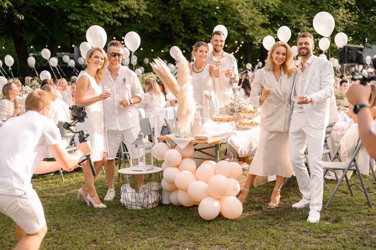 Jau astoto gadu daudzi simti ļaužu svin iedvesmojošās pop-up piknika vakariņas «Lelegante Pop–Up Picnic». Foto: Artūrs Martinovs Jau astoto gadu daudzi simti ļaužu svin iedvesmojošās pop-up piknika vakariņas «Lelegante Pop–Up Picnic». Foto: Artūrs Martinovs 321106