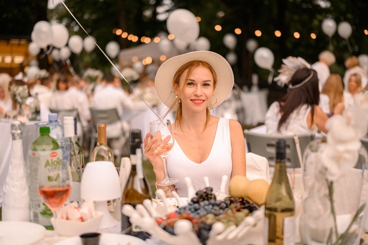 Jau astoto gadu daudzi simti ļaužu svin iedvesmojošās pop-up piknika vakariņas «Lelegante Pop–Up Picnic». Foto: Artūrs Martinovs Jau astoto gadu daudzi simti ļaužu svin iedvesmojošās pop-up piknika vakariņas «Lelegante Pop–Up Picnic». Foto: Artūrs Martinovs 321107
