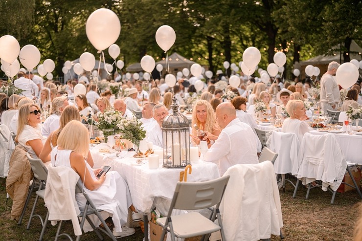 Jau astoto gadu daudzi simti ļaužu svin iedvesmojošās pop-up piknika vakariņas «Lelegante Pop–Up Picnic». Foto: Artūrs Martinovs Jau astoto gadu daudzi simti ļaužu svin iedvesmojošās pop-up piknika vakariņas «Lelegante Pop–Up Picnic». Foto: Artūrs Martinovs 321108
