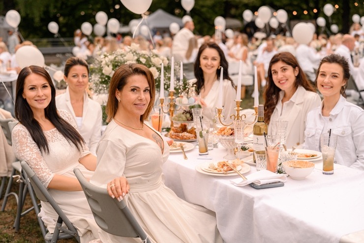 Jau astoto gadu daudzi simti ļaužu svin iedvesmojošās pop-up piknika vakariņas «Lelegante Pop–Up Picnic». Foto: Artūrs Martinovs Jau astoto gadu daudzi simti ļaužu svin iedvesmojošās pop-up piknika vakariņas «Lelegante Pop–Up Picnic». Foto: Artūrs Martinovs 321109