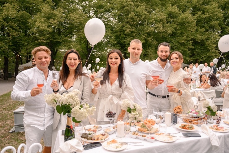 Jau astoto gadu daudzi simti ļaužu svin iedvesmojošās pop-up piknika vakariņas «Lelegante Pop–Up Picnic». Foto: Artūrs Martinovs Jau astoto gadu daudzi simti ļaužu svin iedvesmojošās pop-up piknika vakariņas «Lelegante Pop–Up Picnic». Foto: Artūrs Martinovs 321110