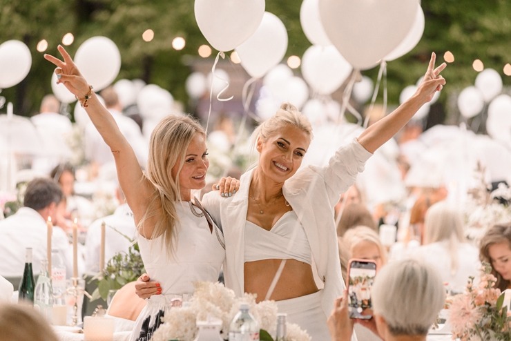 Jau astoto gadu daudzi simti ļaužu svin iedvesmojošās pop-up piknika vakariņas «Lelegante Pop–Up Picnic». Foto: Artūrs Martinovs Jau astoto gadu daudzi simti ļaužu svin iedvesmojošās pop-up piknika vakariņas «Lelegante Pop–Up Picnic». Foto: Artūrs Martinovs 321113