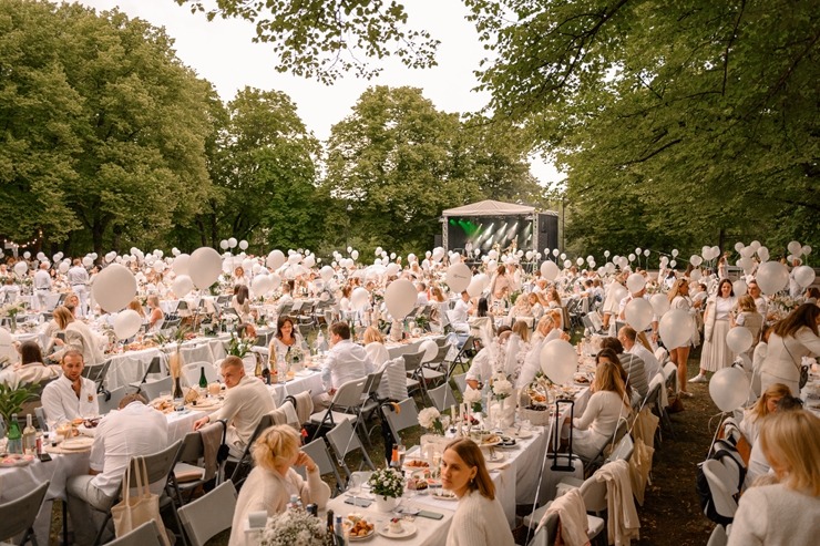 Jau astoto gadu daudzi simti ļaužu svin iedvesmojošās pop-up piknika vakariņas «Lelegante Pop–Up Picnic». Foto: Artūrs Martinovs Jau astoto gadu daudzi simti ļaužu svin iedvesmojošās pop-up piknika vakariņas «Lelegante Pop–Up Picnic». Foto: Artūrs Martinovs 321114