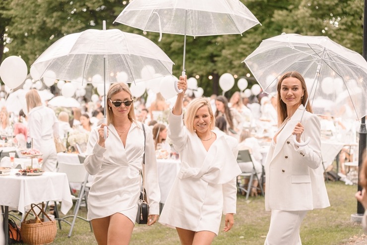 Jau astoto gadu daudzi simti ļaužu svin iedvesmojošās pop-up piknika vakariņas «Lelegante Pop–Up Picnic». Foto: Artūrs Martinovs Jau astoto gadu daudzi simti ļaužu svin iedvesmojošās pop-up piknika vakariņas «Lelegante Pop–Up Picnic». Foto: Artūrs Martinovs 321115