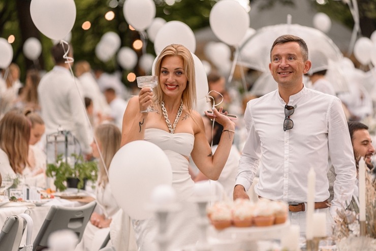 Jau astoto gadu daudzi simti ļaužu svin iedvesmojošās pop-up piknika vakariņas «Lelegante Pop–Up Picnic». Foto: Artūrs Martinovs Jau astoto gadu daudzi simti ļaužu svin iedvesmojošās pop-up piknika vakariņas «Lelegante Pop–Up Picnic». Foto: Artūrs Martinovs 321116
