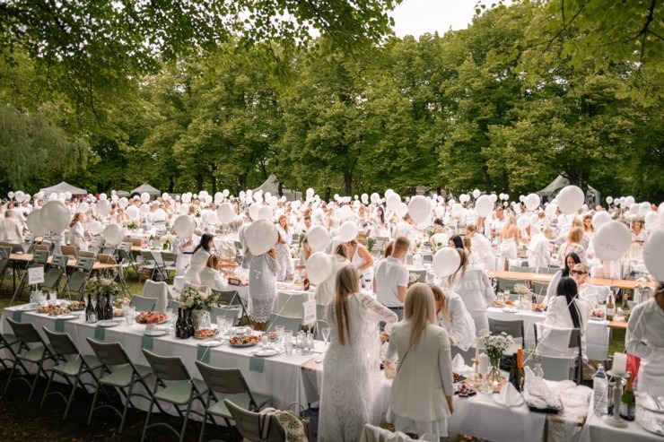 Jau astoto gadu daudzi simti ļaužu svin iedvesmojošās pop-up piknika vakariņas «Lelegante Pop–Up Picnic». Foto: Artūrs Martinovs Jau astoto gadu daudzi simti ļaužu svin iedvesmojošās pop-up piknika vakariņas «Lelegante Pop–Up Picnic». Foto: Artūrs Martinovs 321090