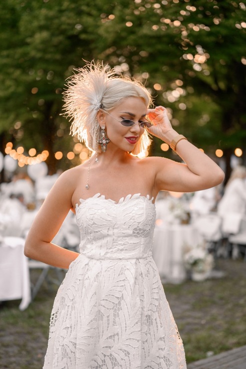 Jau astoto gadu daudzi simti ļaužu svin iedvesmojošās pop-up piknika vakariņas «Lelegante Pop–Up Picnic». Foto: Artūrs Martinovs Jau astoto gadu daudzi simti ļaužu svin iedvesmojošās pop-up piknika vakariņas «Lelegante Pop–Up Picnic». Foto: Artūrs Martinovs 321118