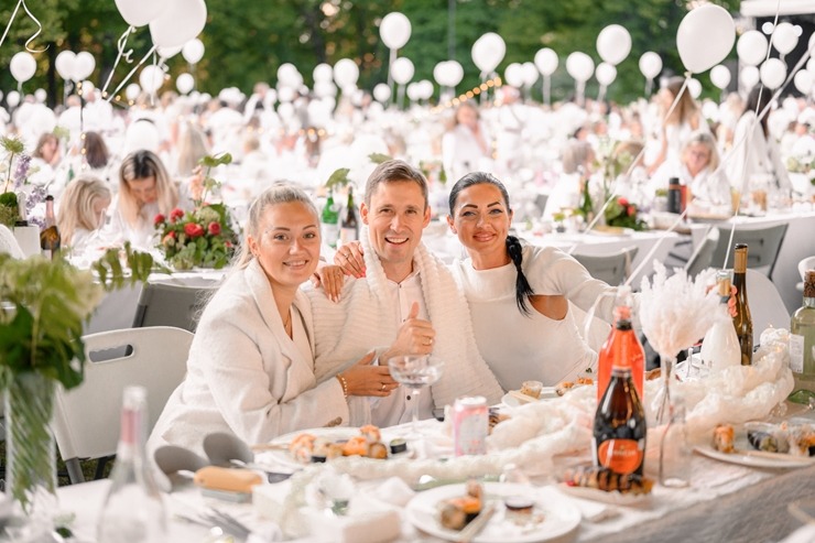 Jau astoto gadu daudzi simti ļaužu svin iedvesmojošās pop-up piknika vakariņas «Lelegante Pop–Up Picnic». Foto: Artūrs Martinovs Jau astoto gadu daudzi simti ļaužu svin iedvesmojošās pop-up piknika vakariņas «Lelegante Pop–Up Picnic». Foto: Artūrs Martinovs 321119