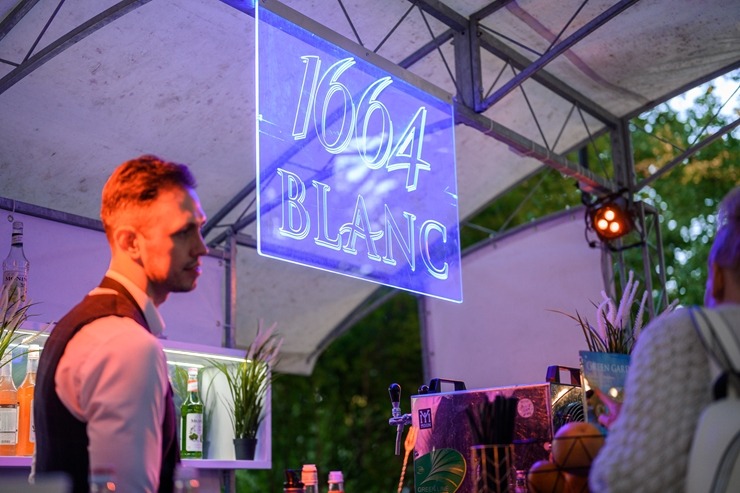Jau astoto gadu daudzi simti ļaužu svin iedvesmojošās pop-up piknika vakariņas «Lelegante Pop–Up Picnic». Foto: Artūrs Martinovs Jau astoto gadu daudzi simti ļaužu svin iedvesmojošās pop-up piknika vakariņas «Lelegante Pop–Up Picnic». Foto: Artūrs Martinovs 321120