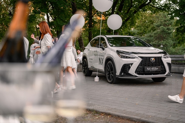 Jau astoto gadu daudzi simti ļaužu svin iedvesmojošās pop-up piknika vakariņas «Lelegante Pop–Up Picnic». Foto: Artūrs Martinovs Jau astoto gadu daudzi simti ļaužu svin iedvesmojošās pop-up piknika vakariņas «Lelegante Pop–Up Picnic». Foto: Artūrs Martinovs 321121