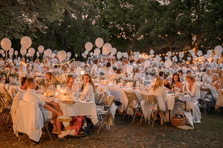Jau astoto gadu daudzi simti ļaužu svin iedvesmojošās pop-up piknika vakariņas «Lelegante Pop–Up Picnic». Foto: Artūrs Martinovs Jau astoto gadu daudzi simti ļaužu svin iedvesmojošās pop-up piknika vakariņas «Lelegante Pop–Up Picnic». Foto: Artūrs Martinovs 321122