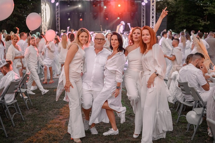 Jau astoto gadu daudzi simti ļaužu svin iedvesmojošās pop-up piknika vakariņas «Lelegante Pop–Up Picnic». Foto: Artūrs Martinovs Jau astoto gadu daudzi simti ļaužu svin iedvesmojošās pop-up piknika vakariņas «Lelegante Pop–Up Picnic». Foto: Artūrs Martinovs 321124