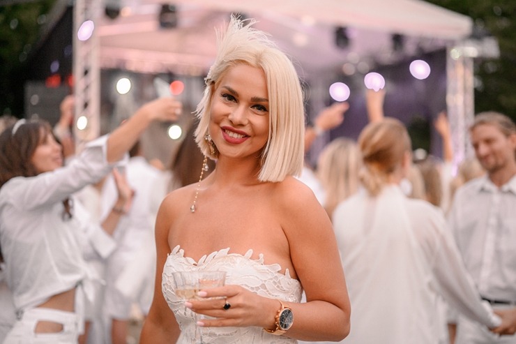 Jau astoto gadu daudzi simti ļaužu svin iedvesmojošās pop-up piknika vakariņas «Lelegante Pop–Up Picnic». Foto: Artūrs Martinovs Jau astoto gadu daudzi simti ļaužu svin iedvesmojošās pop-up piknika vakariņas «Lelegante Pop–Up Picnic». Foto: Artūrs Martinovs 321125